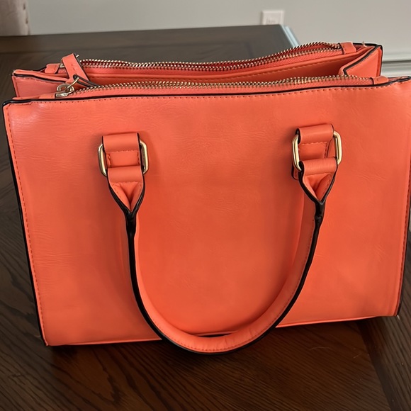 Coral Pocketbook with an attachable strap to make a shoulder bag - Picture 5 of 9